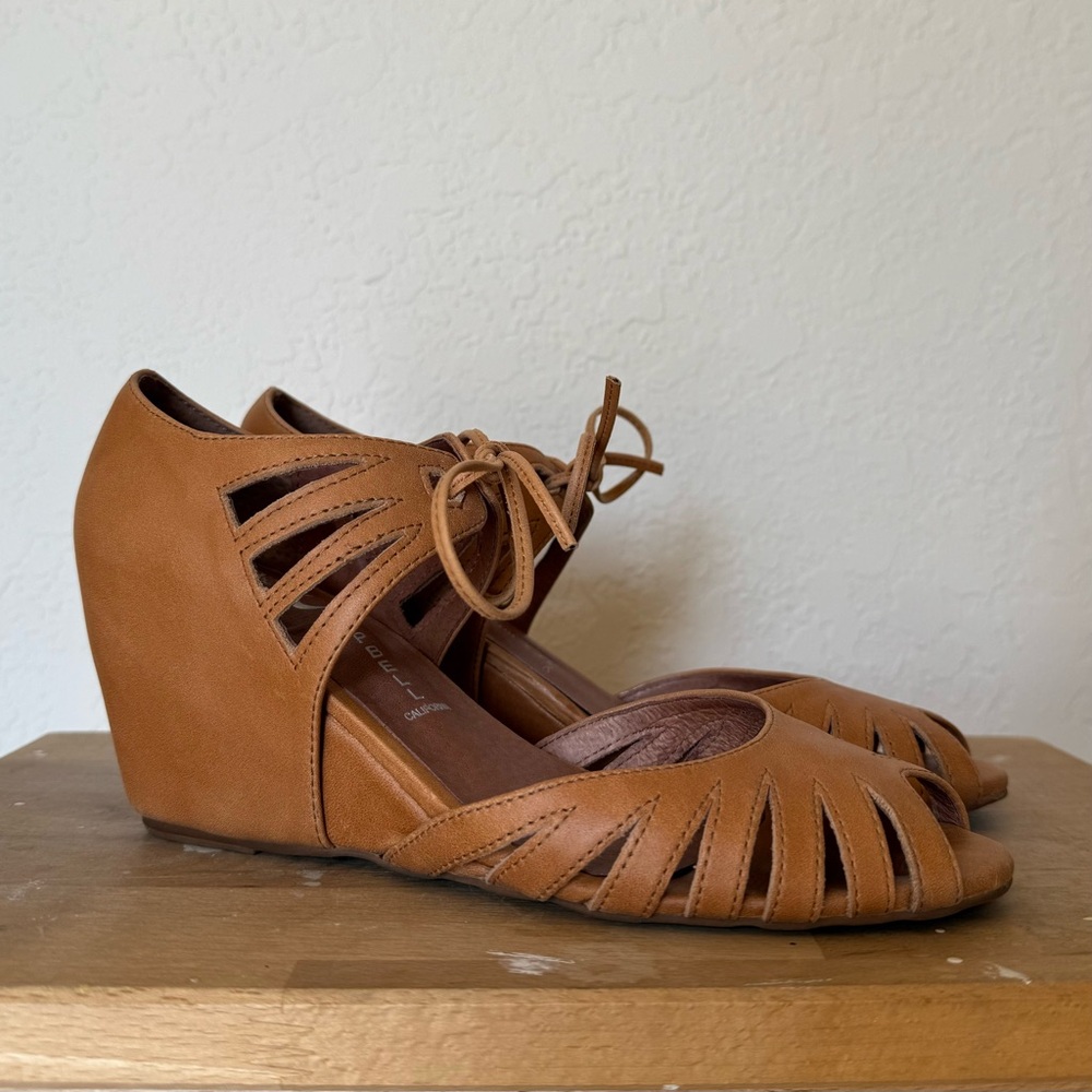 EUC Jeffrey Campbell Tan Wedge Sandals with Cutout Design size 7